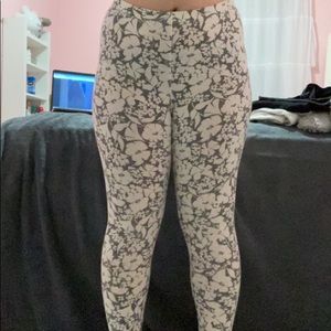 leggings with white flowers